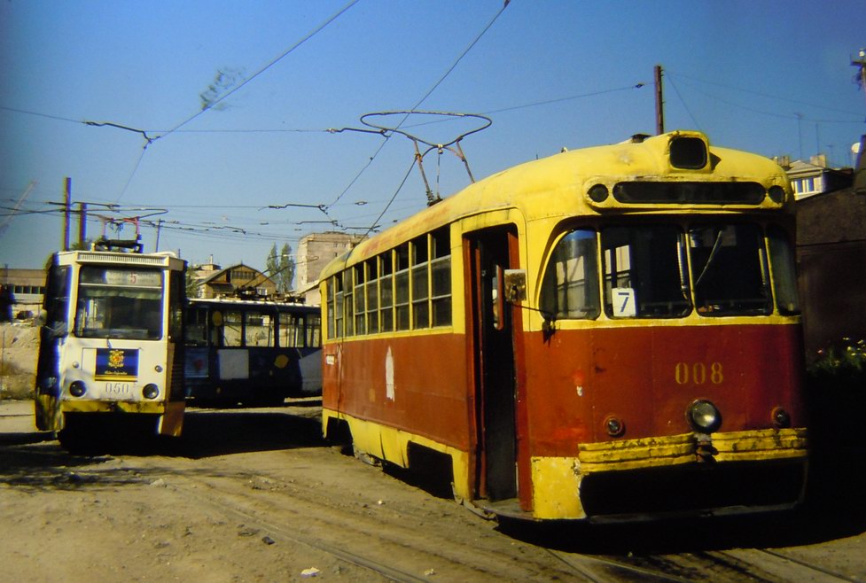 Jerevan 17.09.2001 - srovnej podobu vozu 008 s fotkami z roku 1998!
