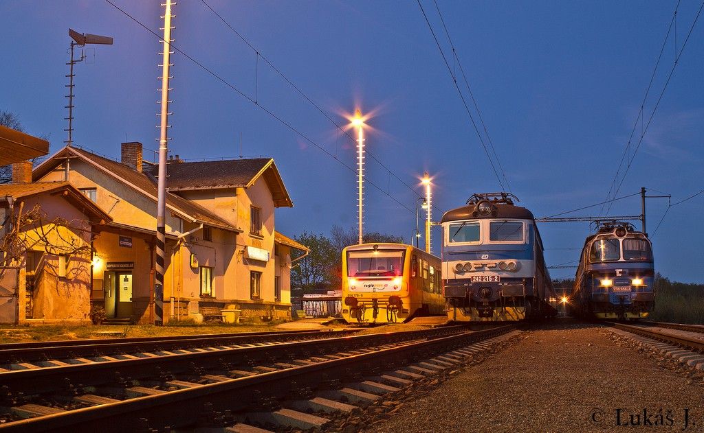 zleva 814.175 jako Os 8328, vedle 242.215 od R 660 a z�t�ej�� 653 a 230.056 + 054 jako Pn 62145