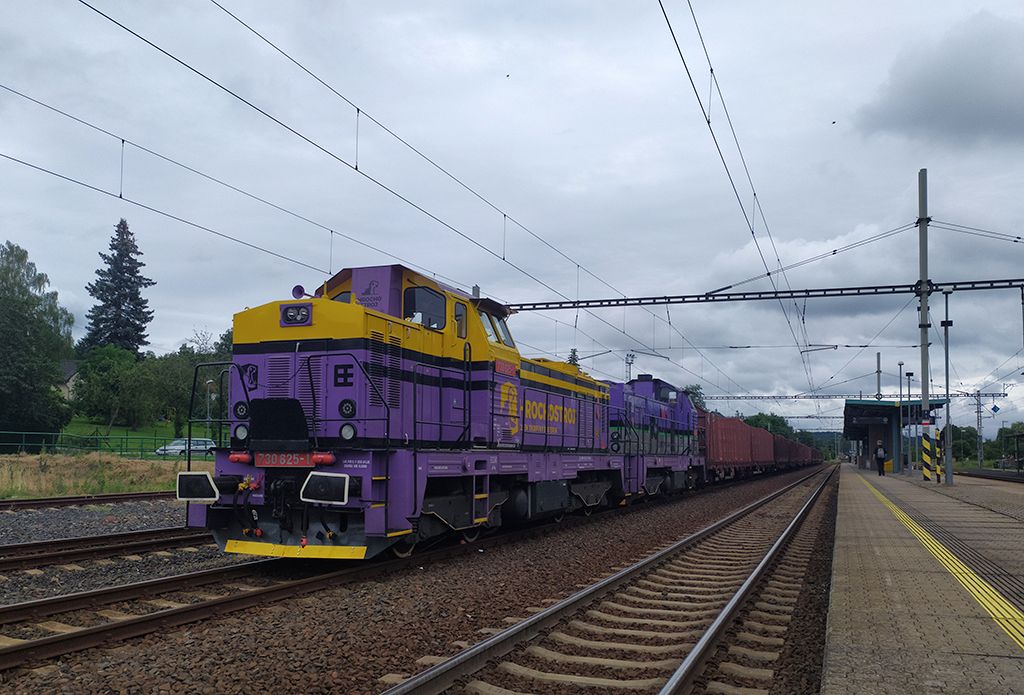U funkn dvoje 730 625 a 624 pipraveno s druhou polovinou vlaku do Kraslic pedmst. 