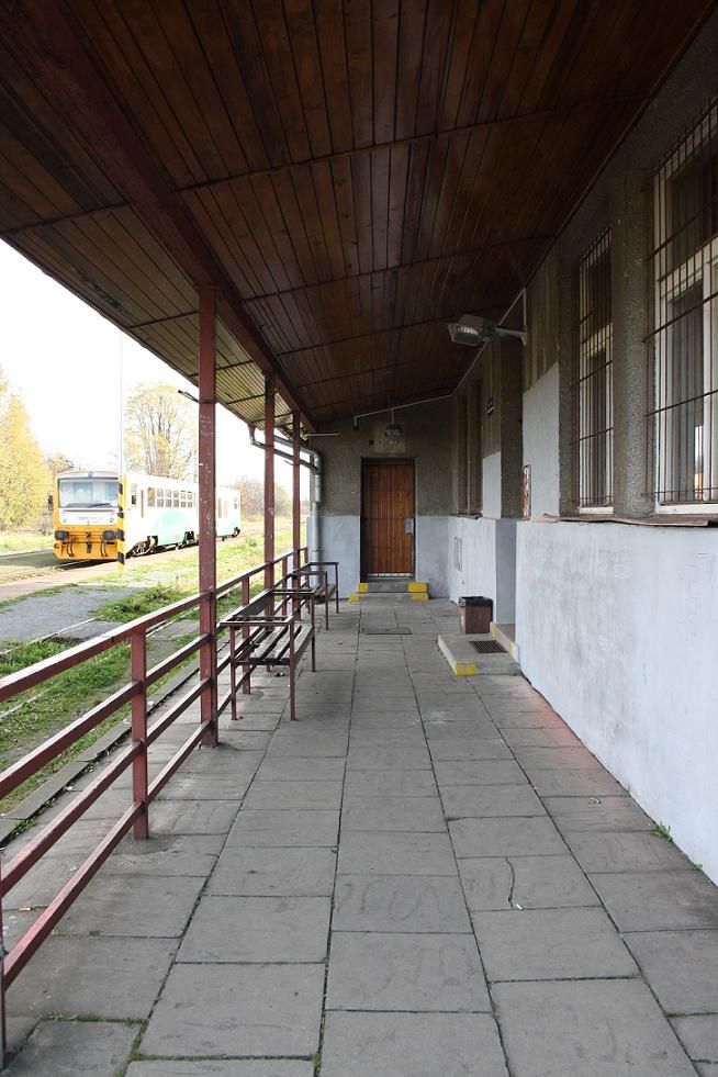 Psteek budovy dopravny a odjdjc osobn vlak do Hluna