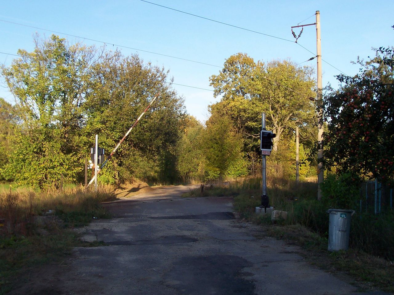 Blika�e jsou namontov�ny, zat�m chyb� v�stra�n� k��e