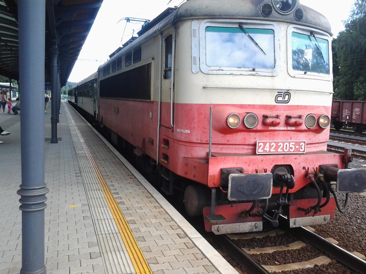 242 205 M.L.  vracej�c� se do Chebu