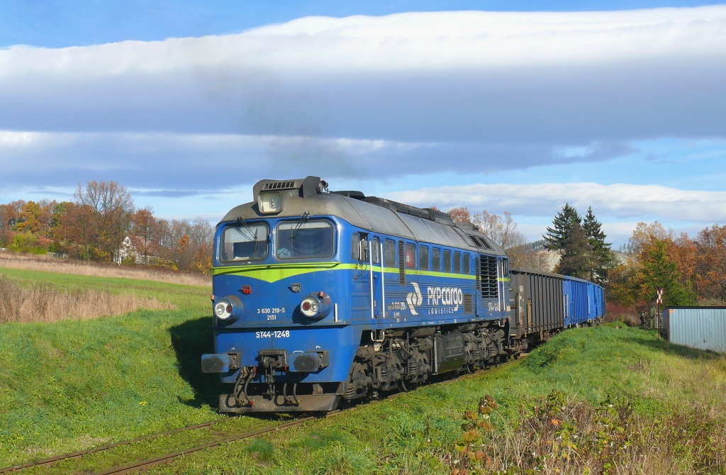 Nowa Ruda-Slupiec : ST 44-1248 na postrku nkladnho vlaku ze Scinawky Srednie, vpedu SM 42-887