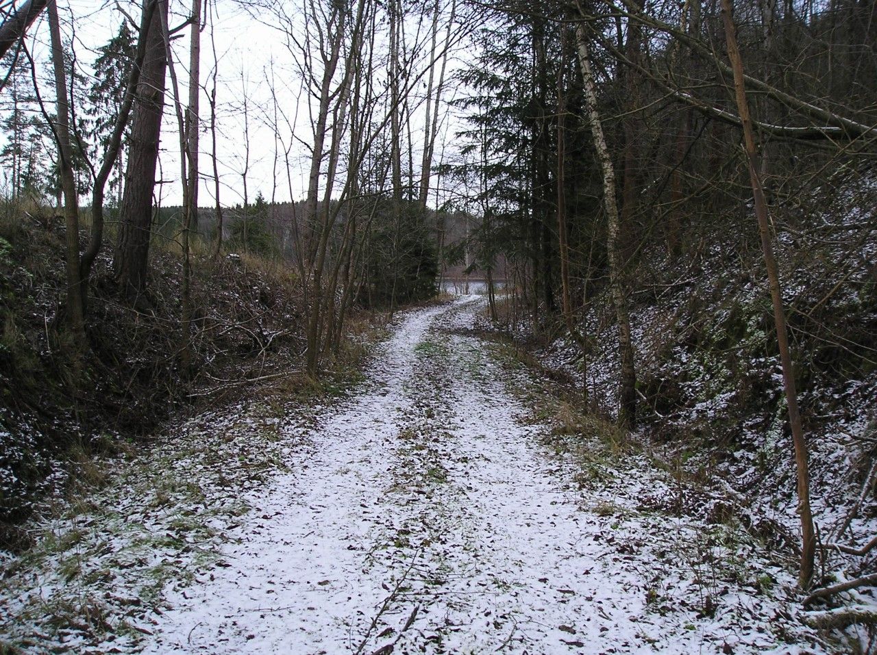 M�rn�m z��ezem se op�t dost�v�me na n�sep nad hladinu p�ehrady �elivka.