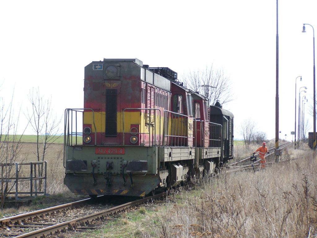 742 429-4+742 198 prov�d� posun v Jemnici 27.3.2012 (foto Pavel Valenta)