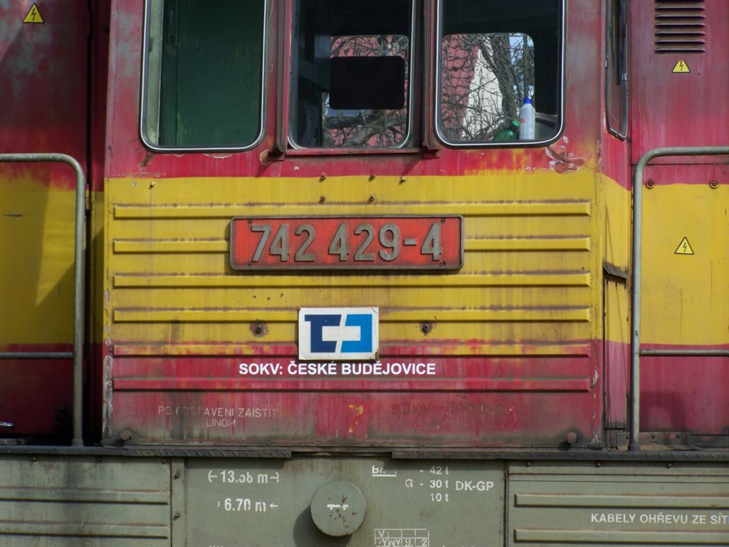742 429-4 s nov�m ozna�en�m SOKV �esk� Bud�jovice 27.3.2012 v Jemnici (foto Pavel Valenta)