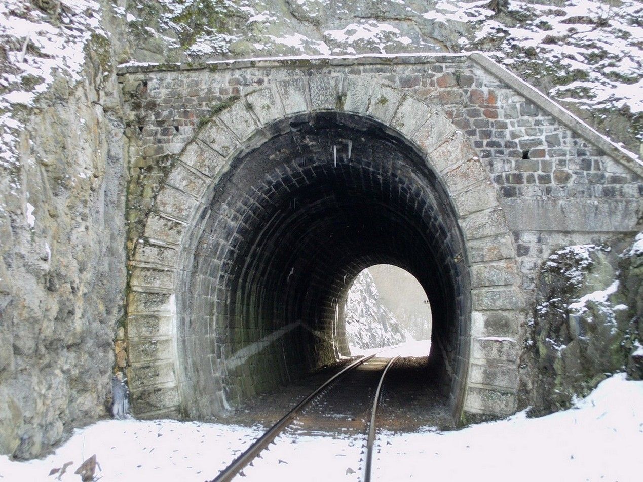 Krati�k� tunel p�ed stanic� Roztokyu K�., 2.2.2011