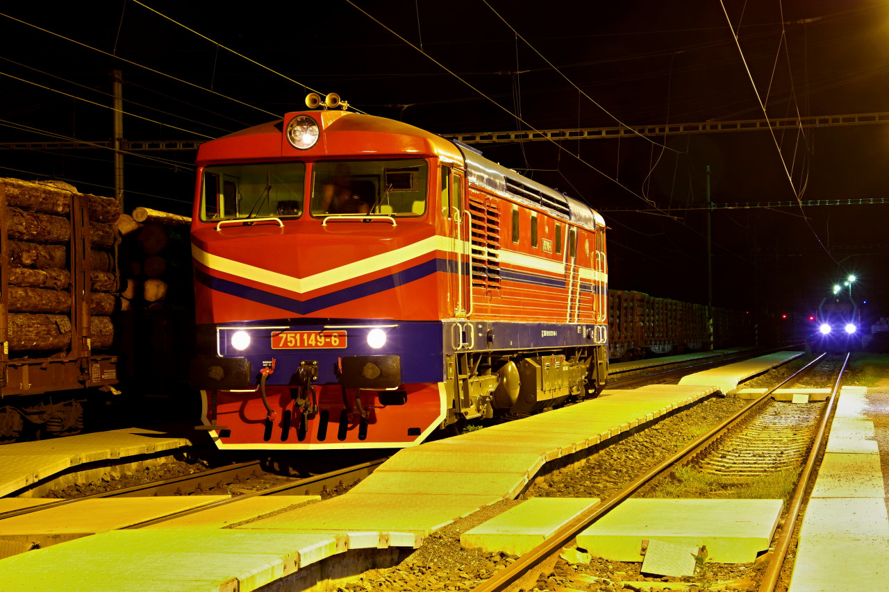 Po odstoupen od vlaku, vpravo je nov stroj vlaku, Maxima 783.001