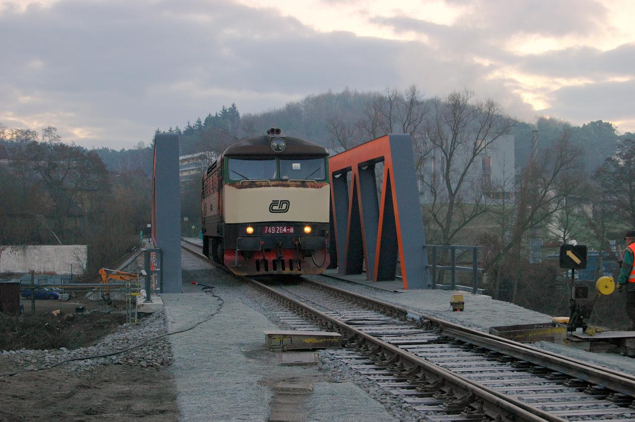 749.264 �as 7:46 a prvn� vjet� na most v T�nci nad S�zavou - 5.12.2013.