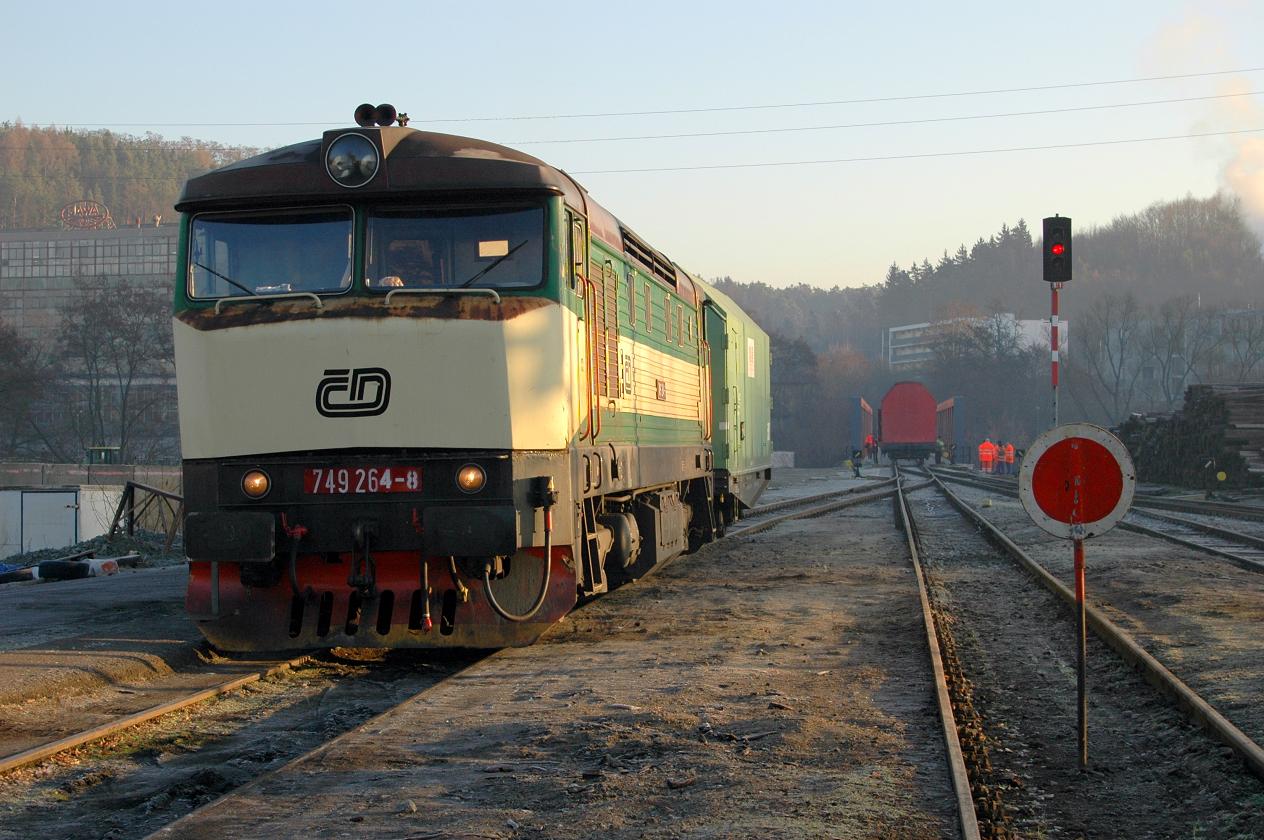  		�as 8:27 a zkou�ka za��n�, jeden v�z z�st�v� na hranici mostu a m��e se po��tat