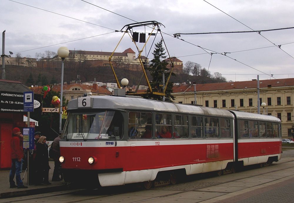 1112 stoj� na zast�vce Mendlovo n�m. na lince 6