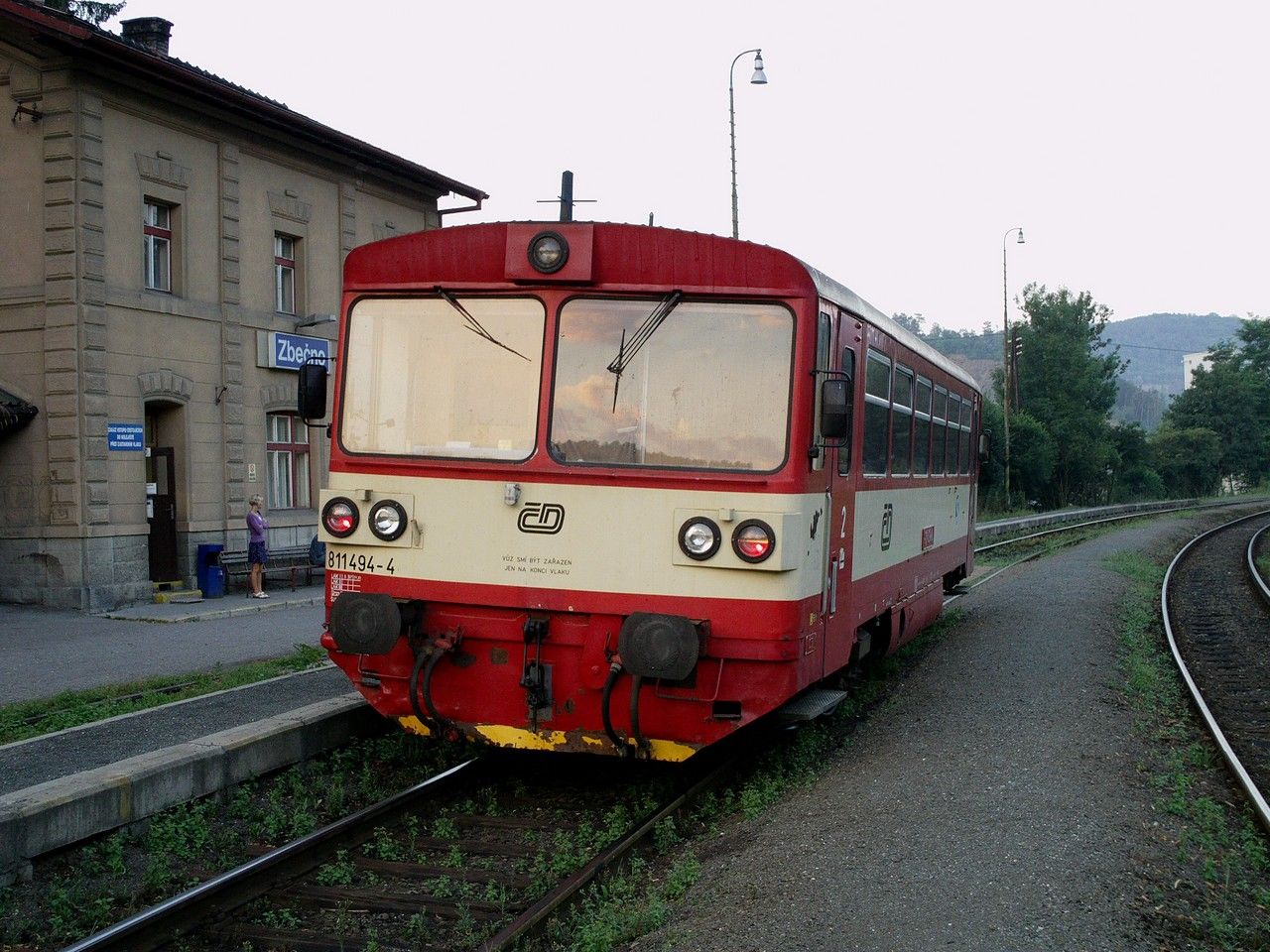 811.494 v Os 7722 z Rakovn�ka do Berouna, v �st. Zbe�no, 22.7.2010