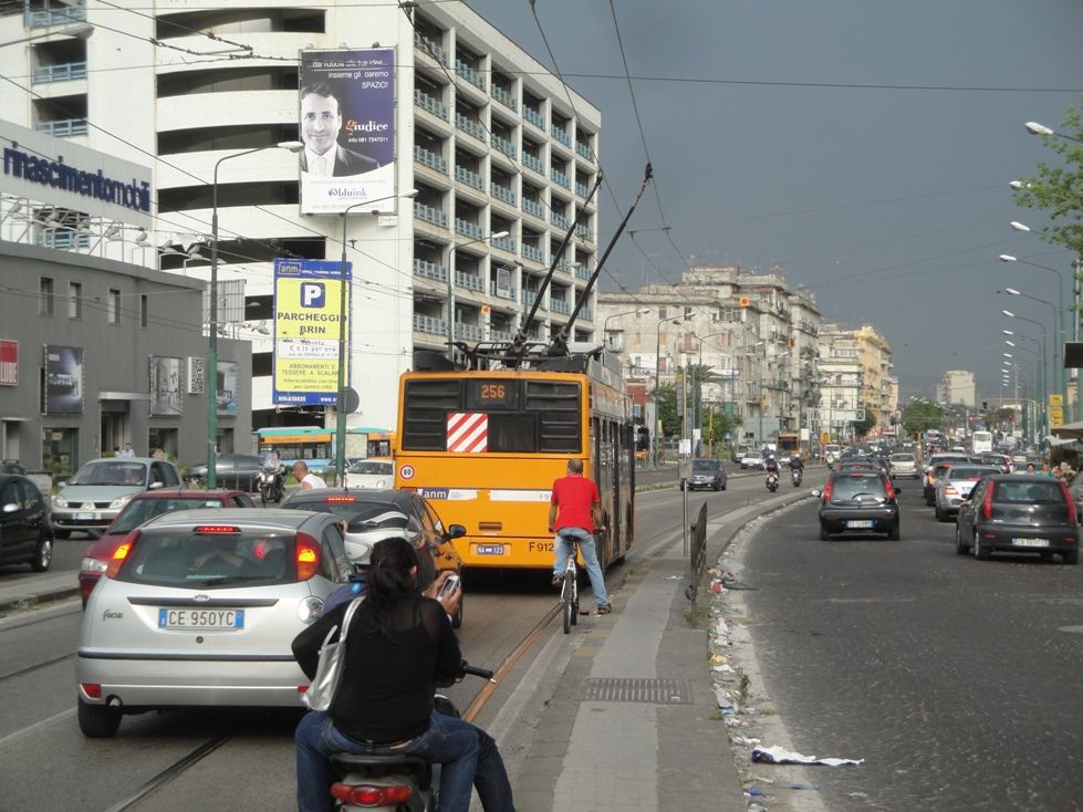 Trolejbus v typickm neapolskm dopravnm ruchu