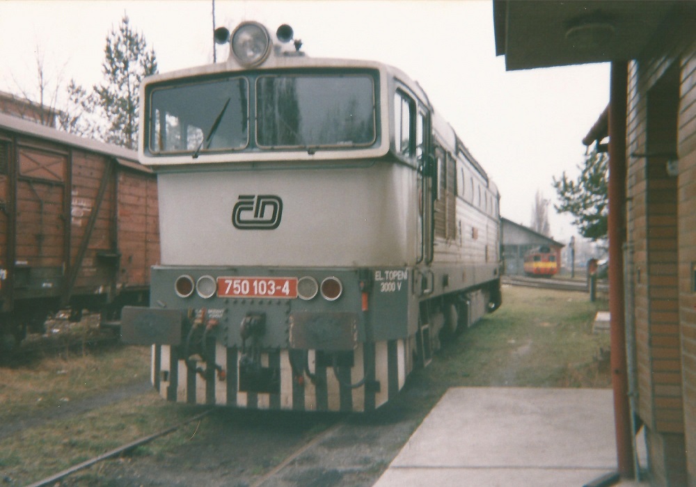 750 103-4 Opava-vchod bezen 1999