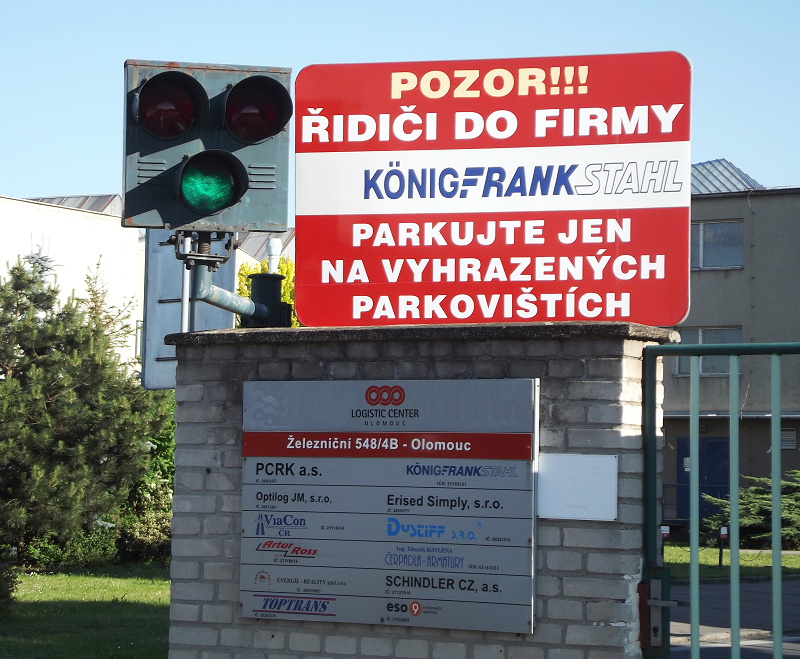 Vjezd do arelu firmy. Pozitivka upraven na stl svcen zelen.. Olomouc, 6.6.2014