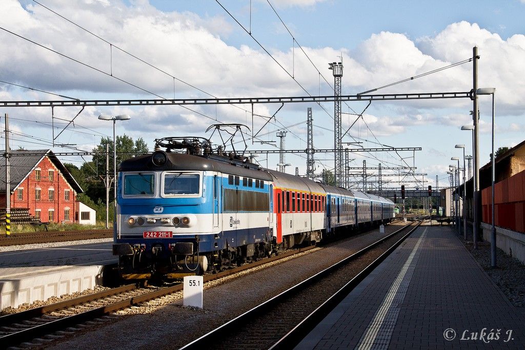 242.211 s nezvyklou soupravou na R 655 Hejtman, Vesel� nad Lu�nic�, 29.6.2017