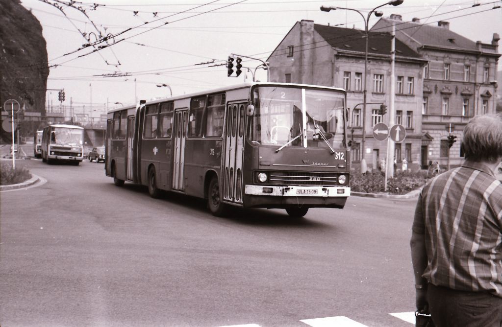 Konvoj bus z Krsnho Bezna, v ele Ik 312 na lince 2 smr Trmice Vclavsk nmst