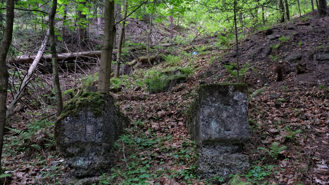 do svahu pokra�ovala kolejnicov� rampa