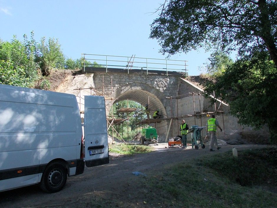 Sanace mostu u vjezdu do Je�manic od Lb