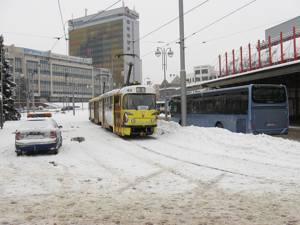 Souprava 63+64 a Crossway chystaj�c� se na linku 30