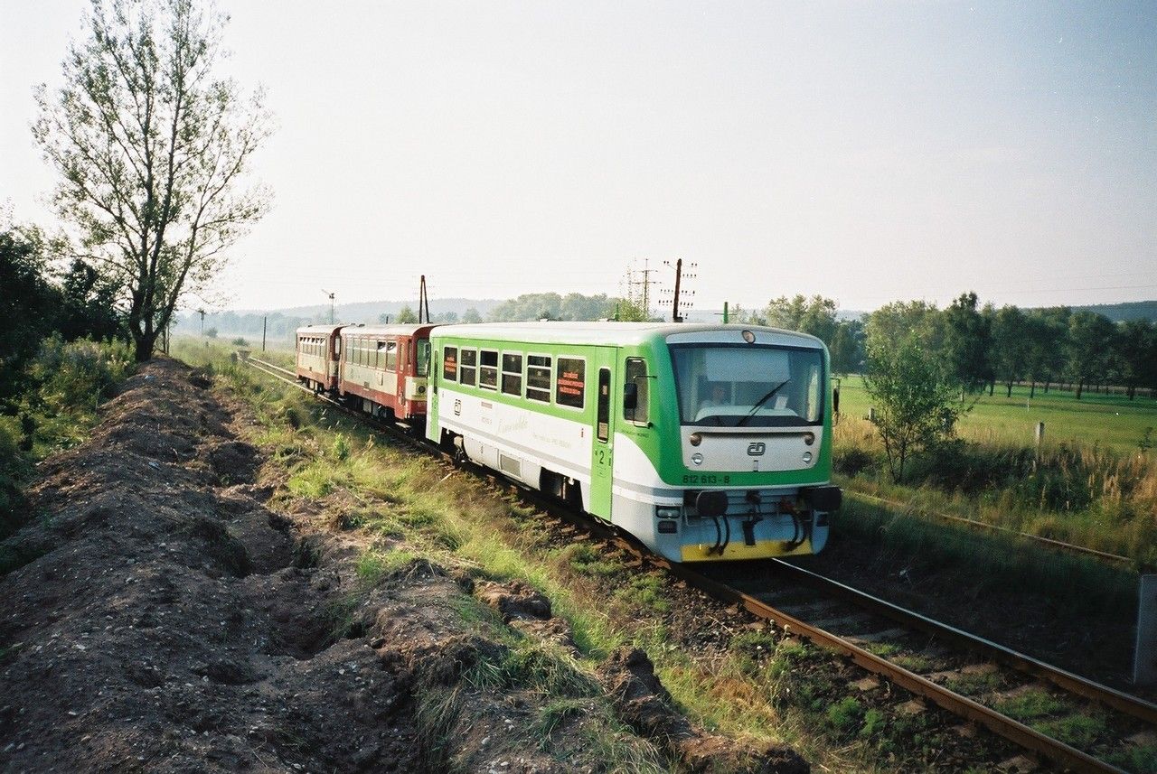 812.613 v Os 16709 z Be�ova nad Teplou vj�d� do Rakovn�ka, 17.8.2002