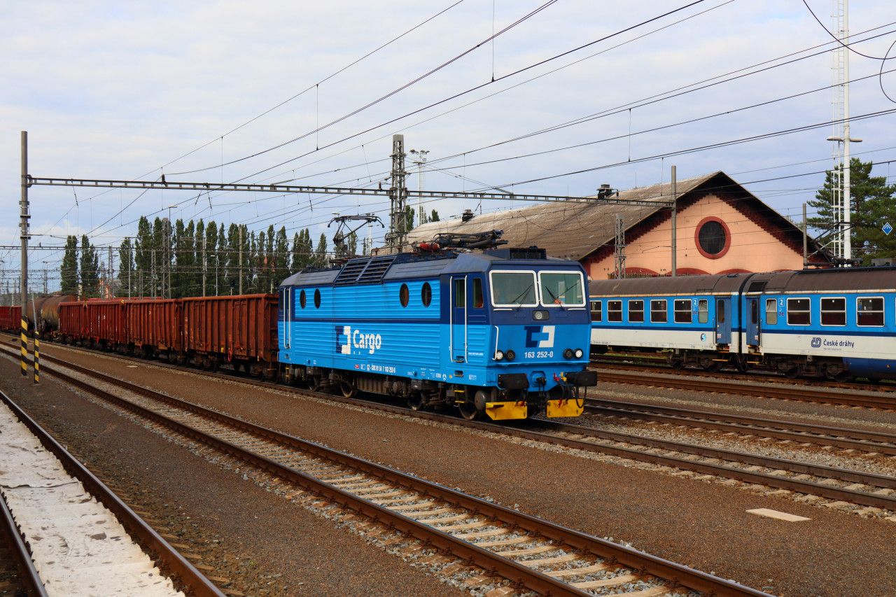 Lokomotiva 163.252 s vlakem Pn 62009 (. Tebov - Ostrava) opout Olomouc