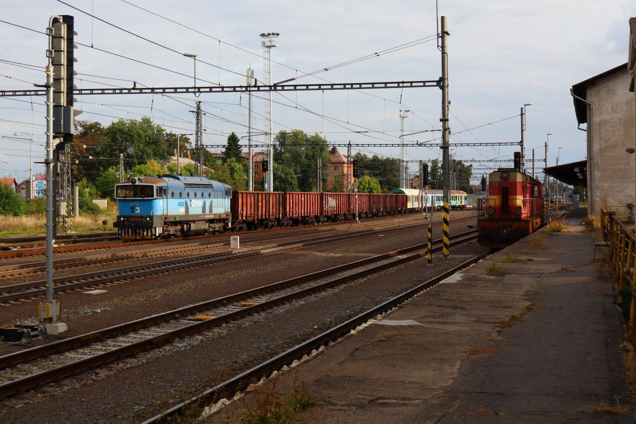 Lokomotiva 753.757 sune vozy do kovorotu TSR v Olomouci