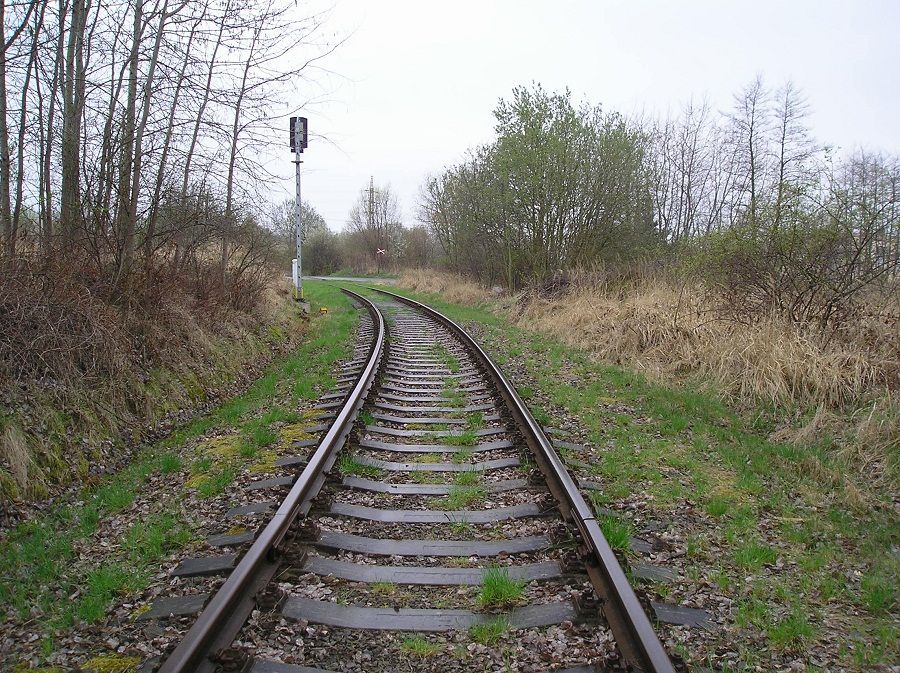 Pokra�ov�n� za p�ejezdem m�stn� silnice Stran�ice - Svoj�ovice.