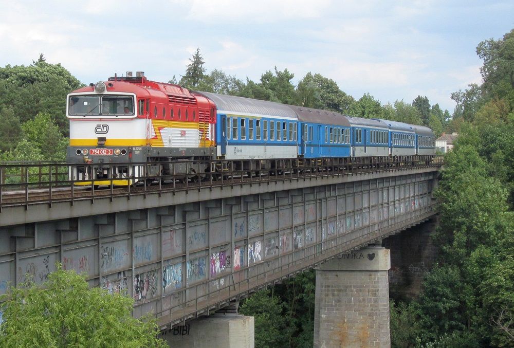 754.012 v ele R 660 na Borovinskm most - 28.7. 2015