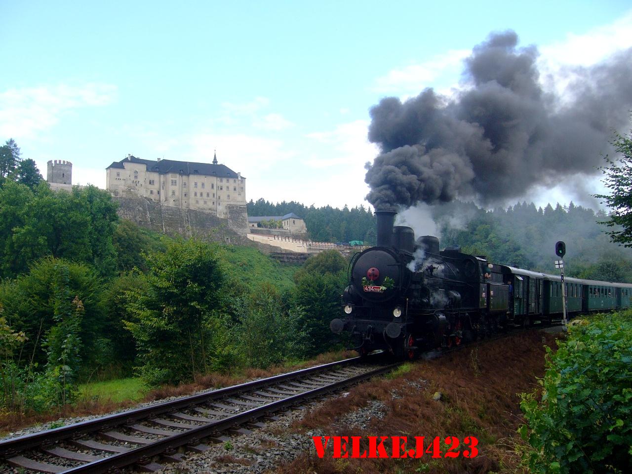 Parn vlak s 434.2186 odjd z eskho ternberka zastvky do Kcova.