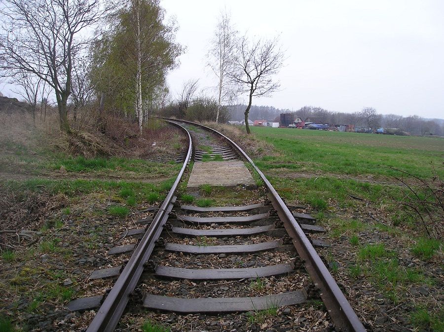 V pokra�ov�n� levoto�iv�ho oblouku se nach�z� i p�ejezd cesty spojuj�c� pole u vle�ky.