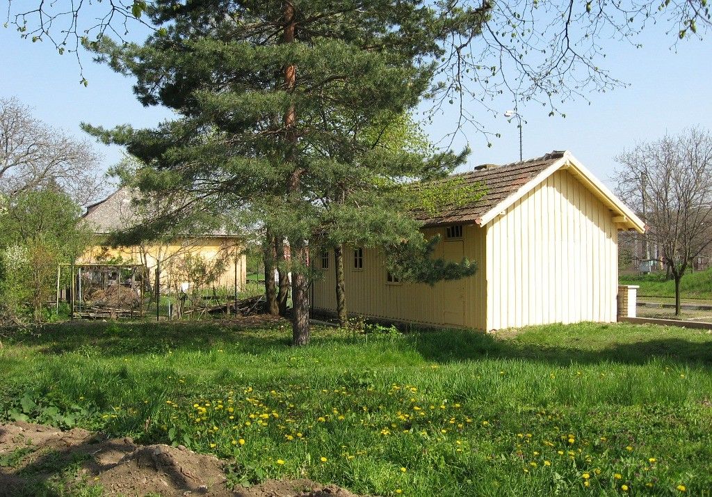 Nat�en� d�ev�n� budova vlevo od stani�n� budovy