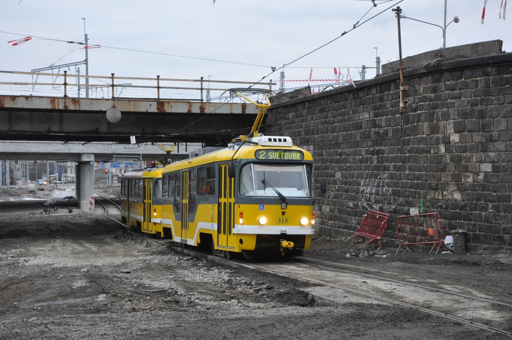 Plze, 18.2.2018, tramvaj projd pod starm mostem u ndra