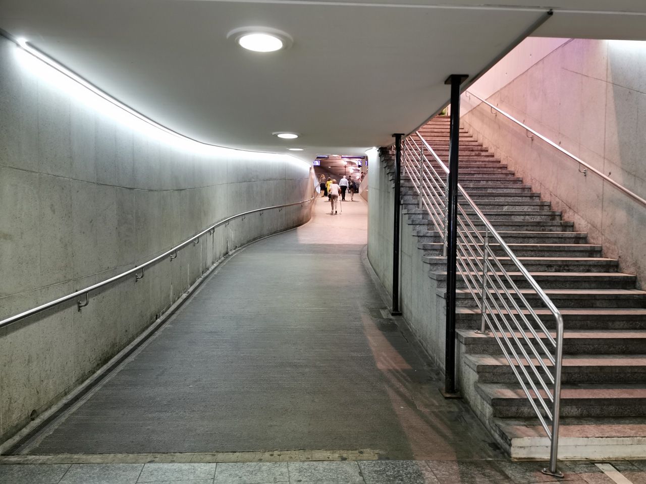 Elegantn kombinace schod a rampy z podchodu na nstupit v Bernu.