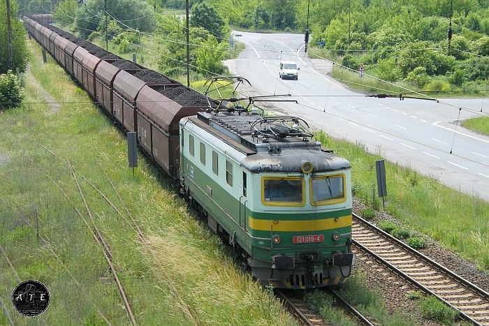 121.019 s uheln�m vlakem p�ed stanic� Sv�tec....