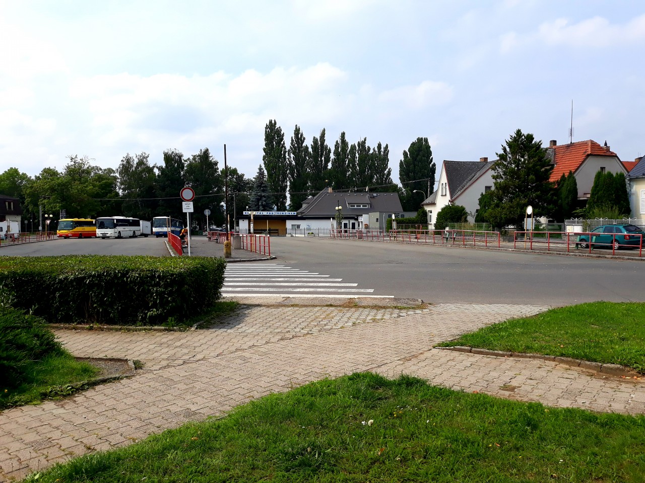 Plocha autobusového nádraží v Rožmitále pod Třemšínem. (24.8.2018)
