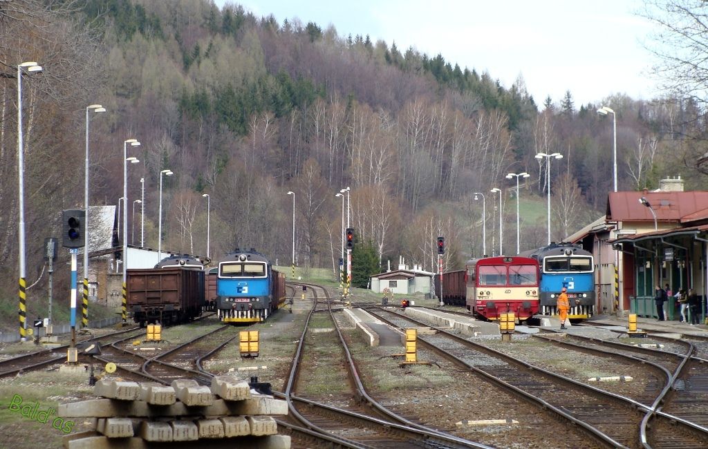 Zleva schovan� 753.766;753.764;810.055;753.765 Lipov� L�zn� 20.4.2012