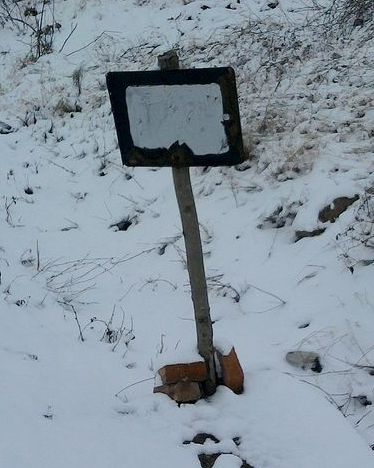 je to asi 40cm nad zem�