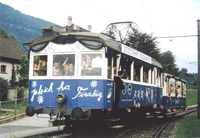 CH Mit Trauerflor fhrt der letzte Personenzug in die Station Arth am See ein. 31.08.1959 Foto  P. W