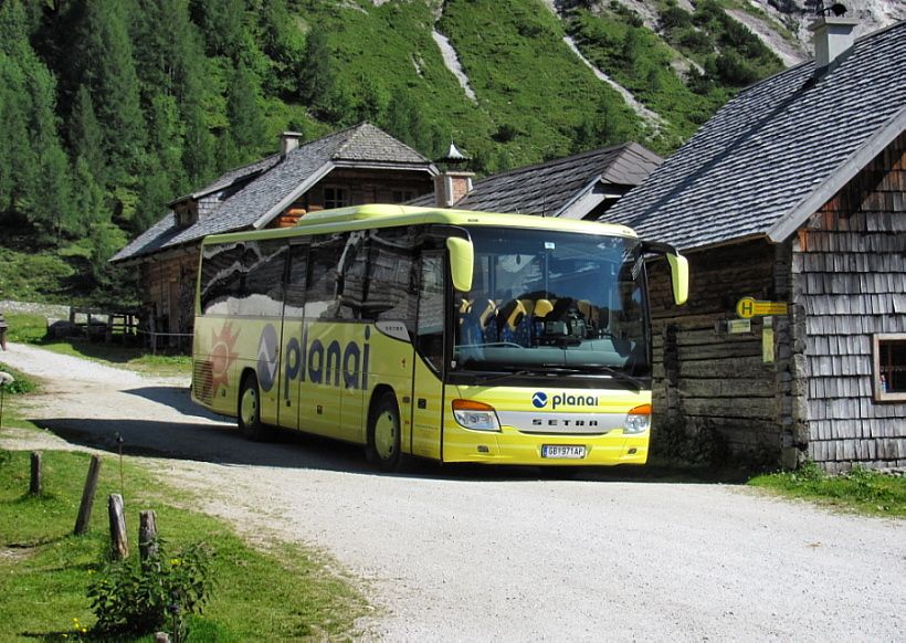 Ursprungalm, kone�n� zast�vka linky �. 973. P�i cest� sem je k j�zdence nutno p�ikoupit m�tn� p��pl.