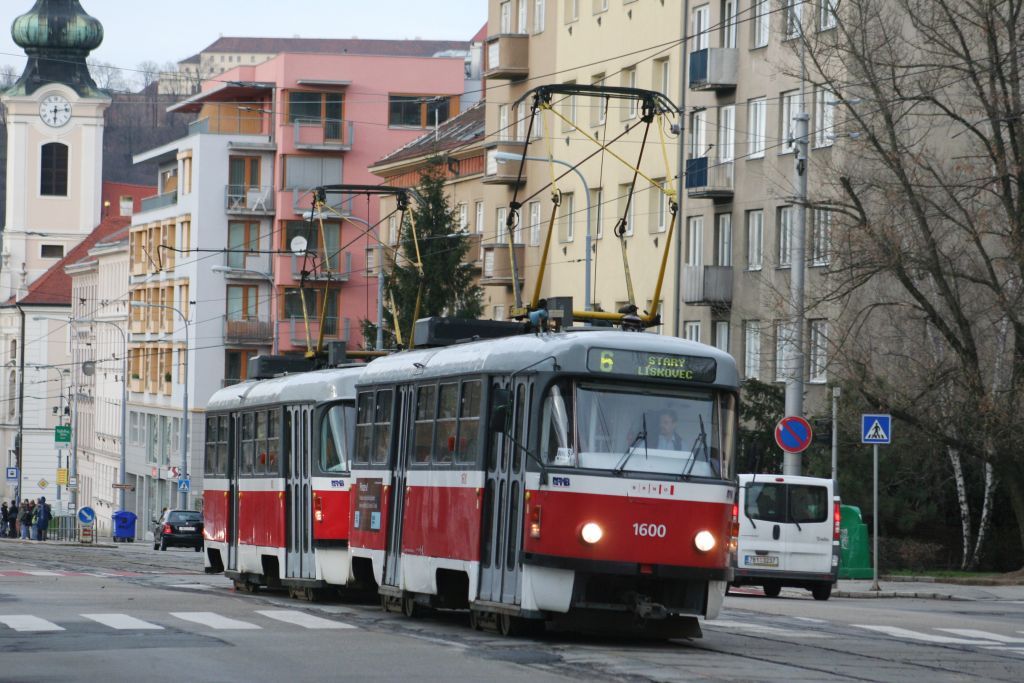 K�iv� koleje v Brn�? Ale kde� - 1600+1601 kol�baj�c se sm�rem k L�skovci.