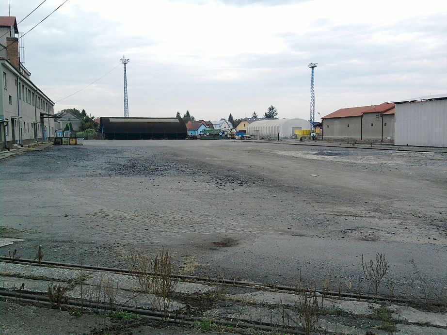 pohled p�es levou kolej na plac a t�et� br�nu v pozad�