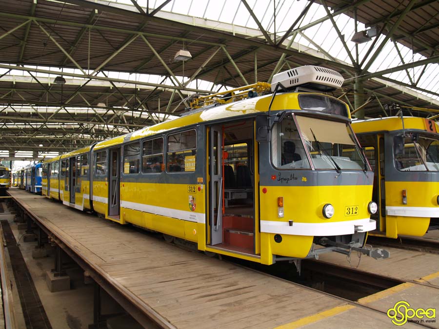 �pagetka stoj�c� ve vozovn� slovany