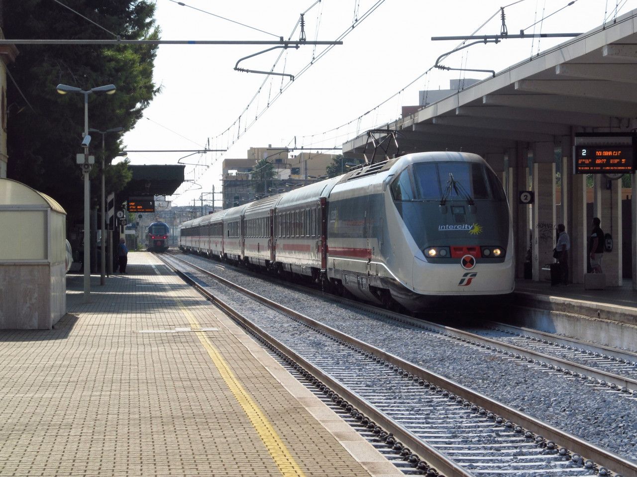 IC z Lecce do Boloni (v pozad regio. vlak do Lecce) v zast. Monopoli