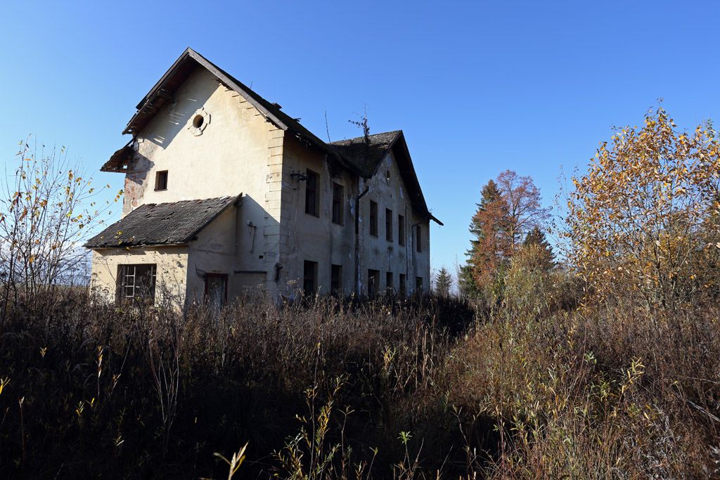 V�pravn� budova ze strany od koleji�t�.
