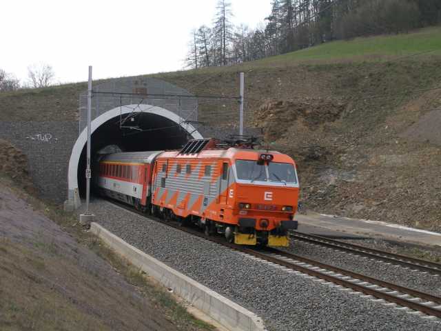 Kr�sn� �ist� 151.019 �EZ vyj�d� s EC 109 Comenius z tunelu Hn�vkov I.