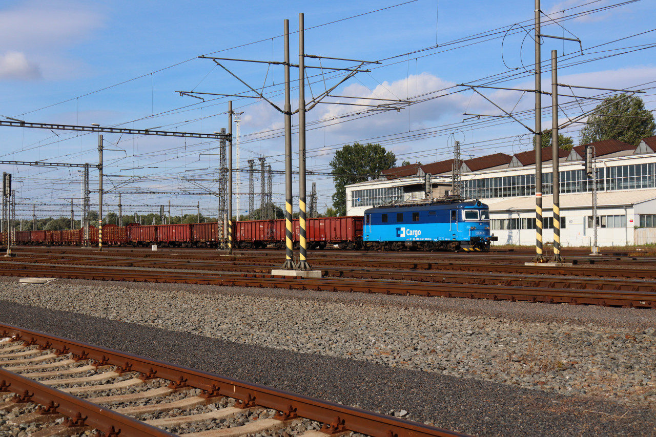 Lokomotiva 123.011 s vlakem Pn 62009 (. Tebov - Ostrava) stoj v Olomouci na pedndra