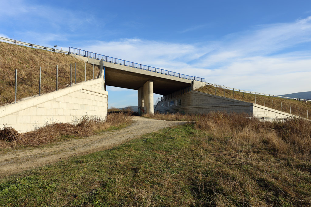 V roce 2010 dokonen most na silnici R3 kolem Trsten pot s poln cestou i prostorem pro tra.
