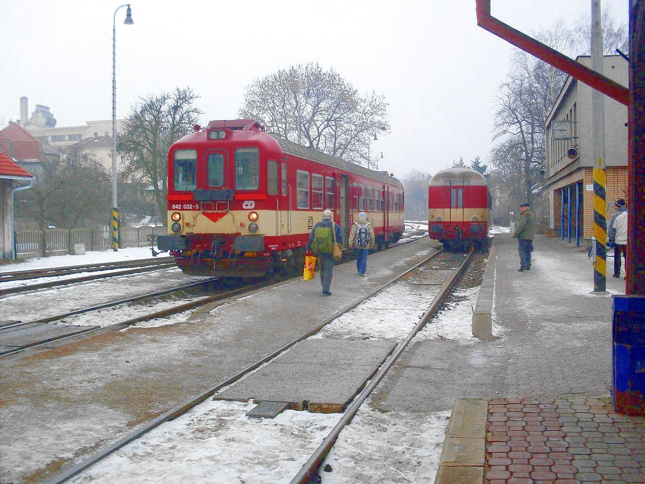 842 032-5 posunovalo ve stanici z 1P na 2P, chv�li st�lo za Os 4813 na 2P, stanice T�eb��