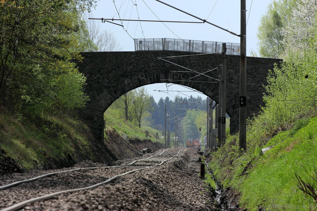 kamenn most nad trat z obce Vitn - smr Chotany s pedvst a podbjekou